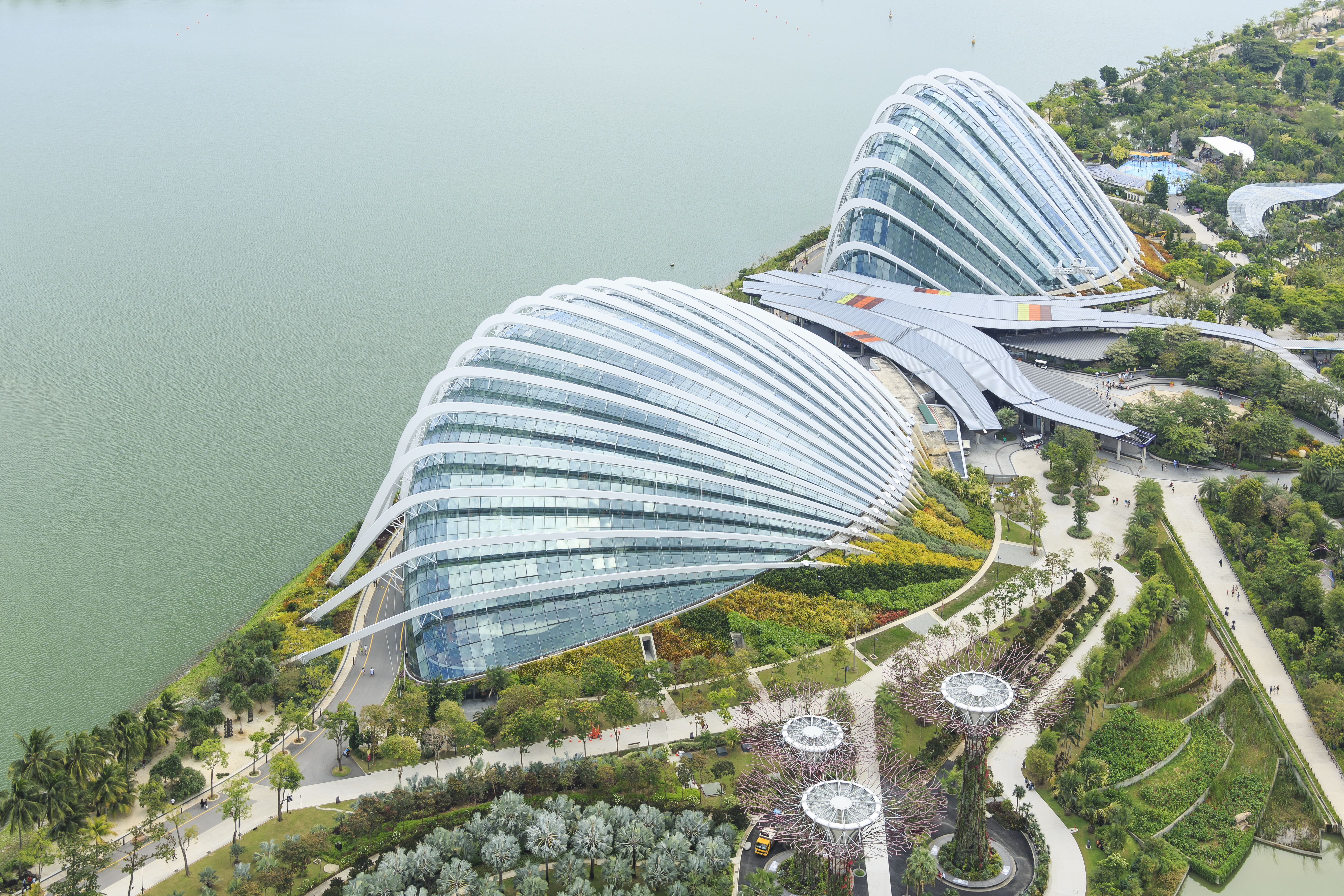The Flower Dome and the Cloud Forest, two conservatories in the Gardens by the Bay, Singapore. © CEphoto, Uwe Aranas. All rights reserved. Wikimedia Commons.